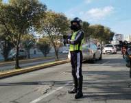 Agentes civiles de tránsito en control de las calles de la ciudad.