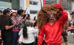 Danzantes desfilaron por las calles de Píllaro.