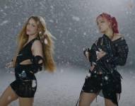 Shakira y Karol G bailan juntas en varias escenas del video.