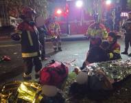 Personal médico atiende a los heridos.