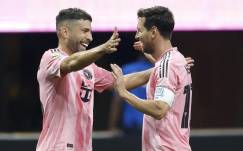 Jordi Alba celebra el gol de Lionel Messi contra el Oporto por el Mundial de Clubes