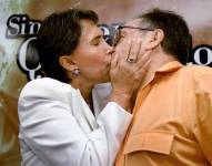 Imagen de agosto de 2006. Roberto Gómez Bolaños (+) y Florinda Meza durante la presentación del libro autobiográfico Sin Querer Queriendo, en Ciudad de México.