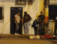 En videos que circulan en redes sociales se observa a varios ciudadanos tirados en la calzada.