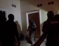 Imágenes de policías entrando a viviendas para allanarlas, como parte de un nuevo megaoperativo contra el secuestro y la extorsión.