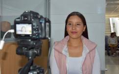 Una usuaria se toma una fotografía para obtener su cédula.