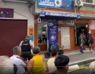 Cerca de las 17:00 del sábado, cinco criminales atacaron el establecimiento donde vendían y reparaban computadoras y aparatos electrónicos, presumiblemente para intentar secuestrar al propietario.