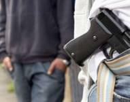Imagen referencial de personas portando armas.