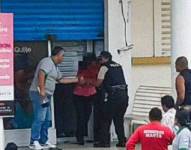 Los llamados al ECU 911 por parte de ciudadanos permitieron que agentes de Policía acudieran al lugar y asistieran a la mujer
