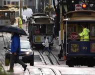 Peatones vistos bajo la lluvia en Union Square, San Francisco (Estados Unidos), en una fotografía de archivo. EFE/John G. Mabanglo