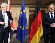 Boris Johnson, primer ministro de Gran Bretaña, posa junto a Olaf Scholz, canciller de Alemania.