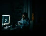 Imagen referencial de un hombre frente a un computador.
