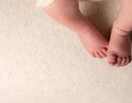 La niña fue intervenida quirúrgicamente, pero falleció debido a un trauma cráneo encefálico.