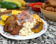 Foto de la fritada, uno de los platos tradicionales de Ecuador.