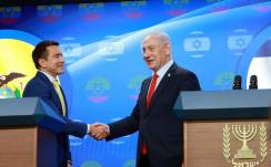 El presidente de la República, Daniel Noboa, saluda al primer ministro israelí, Benjamín Netanyahu.