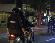 Policías patrullan varias zonas del país en los que el horario de toque de queda inicia a las 23h00.