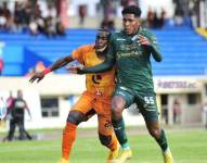 Jugador de Libertad, Daniel Porozo (naranja)