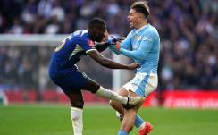 Momento exacto en el que Moisés Caicedo cometió una plancha sobre Jack Grealish.