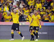 Octavio Rivero, celebrando su doblete.