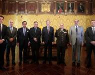 El presidente Lasso junto a las autoridades que enfrentan la inseguridad en la posesión del ministro del Interior.