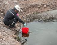 Técnicos realizan pruebas a la calidad del agua.