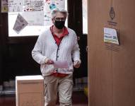 GRAF8952. BUENOS AIRES (ARGENTINA), 12/09/2021.- Un hombre vota durante la jornada de elecciones primarias hoy, en Buenos Aires (Argentina).