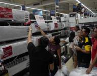 Desde tempranas horas compradores colmaron el hipermercado Coral, ubicado en la Avenida Carlos Julio Arosenena, aprovechando las ofertas del Black Friday.