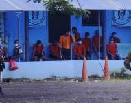 El pasado 9 de abril del 2025, las autoridades realizaron un recorrido por varios pabellones de la Penitenciaria del Litoral. En la gráfica varios reos enfermos esperan ser atendidos.