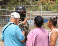 Familiares de PPL en los exteriores de la Penitenciaria del Litoral esperando un listado de los fallecidos de los eventos violentos registrados en este centro de reclusión. Imagen del miércoles 26 de julio.