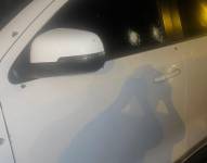 Foto del vehículo blindado baleado en el que se transportaba el director de la cárcel La Roca.