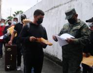 Jóvenes en Guayaquil buscan unos de los cinco mil cupos para el servicio militar.