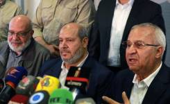 El alto funcionario del movimiento Yihad Islámica Palestina, Abdulaziz al-Minawi (izq.), el jefe de relaciones árabes de Hamás, Khalil al-Hayya (centro).