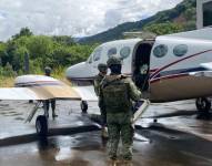 Militares revisan una avioneta que se movilizó desde Guayaquil a la pista aérea de Cumbaratza.