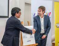 El ministro de Producción, Luis Alberto Jaramillo, saluda con Phillippe Fossaert, representante de Mercado Libre en Ecuador.