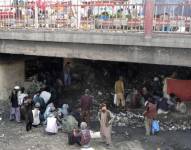 Cientos de consumidores de heroína se reúnen en condiciones miserables bajo el puente de Pul-e-Sukhta, en Kabul.