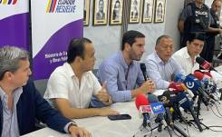 Roberto Luque (centro), ministro de Transporte, en una rueda de prensa desde la Gobernación de El Oro.