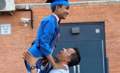 Isaac Bari, vestido con su capa y muceta, junto a su padre