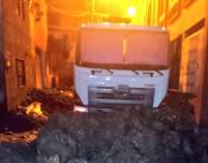 Bloqueadas con rocas y con las llantas ponchadas, así permanecen desde la noche del viernes 18 de febrero, una motoniveladora y una plataforma. Twitter