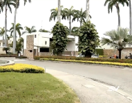 La Fiscalía y la policía allanaron una vivienda en una urbanización privada de Samborondón, en Guayas, dentro de la investigación relacionada a una licitación de seguros para Petroecuador.