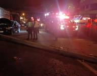 Un poste de electricidad fue derribado durante el siniestro en la avenida Mariscal Sucre.