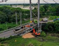 Maquinaria de la Prefectura del Guayas retiró el camión que quedó colgado en los restos del puente Gonzalo Icaza Cornejo.