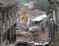 Maquinaria pesada ejecuta obras en Zaruma donde un socavón destruyó varias viviendas y provocó que cerca de 300 personas evacúen sus hogares.