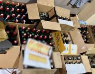 Docenas de botellas de alcohol que fueron incautadas.