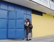En la imagen se ve a una estudiante afuera de un colegio en la región Costa. Foto: API / Referencial