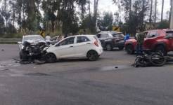 El motociclista ocasionó un choque múltiple en la vía Latacunga-Pujilí.