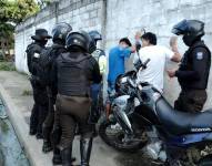 Policías durante la intervención en Ciudad Victoria en el noreste de Guayaquil.