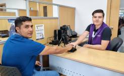 Un usuario es atendido en una agencia del Registro Civil.