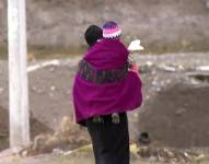 Foto de una madre cargando a su hijo en Chimborazo, provincia que más sufre de la desnutrición crónica infantil.