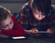 Foto referencial a niños en el uso no controlado de redes sociales