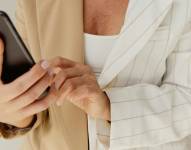 Imagen referencial para graficar el uso de celular.