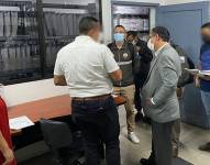 Agentes de la Fiscalía decomisaron documentos.